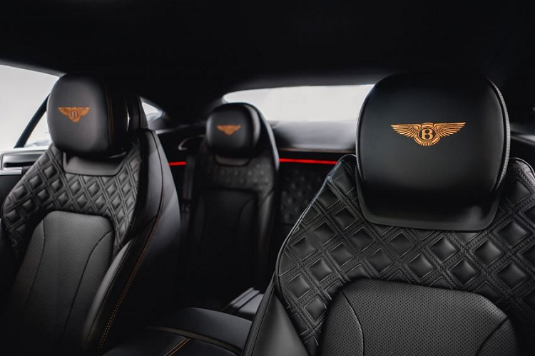 Theo Bentley, ngoài hệ thống âm thanh cơ sở kể trên thì hãng còn cung cấp thêm tùy chọn dàn loa Bang&amp;Olufsen cao cấp hơn và cả bộ loa Naim thượng đỉnh. Tiếp đến, xe hiện có tùy chọn Bentley Rotating Display với màn hình cảm ứng 12,3 inch điều chỉnh xoay vòng đặc sắc.