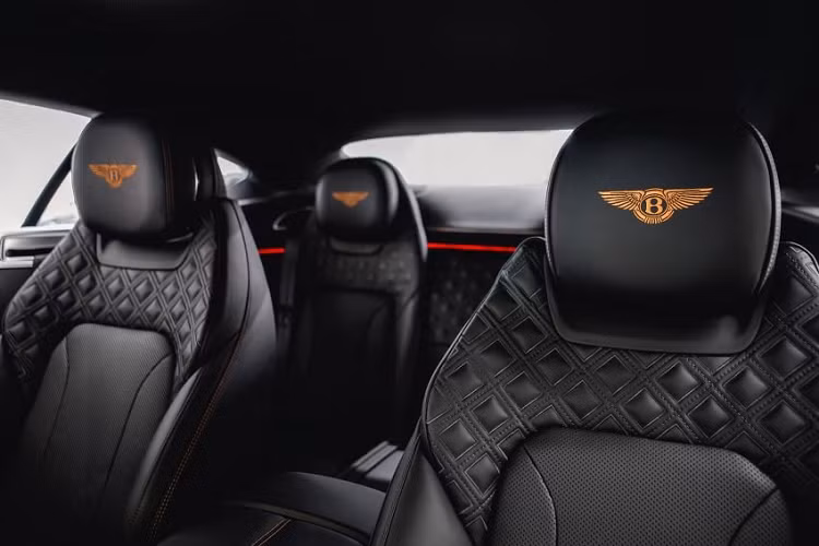 Theo Bentley, ngoài hệ thống âm thanh cơ sở kể trên thì hãng còn cung cấp thêm tùy chọn dàn loa Bang&amp;Olufsen cao cấp hơn và cả bộ loa Naim thượng đỉnh. Tiếp đến, xe hiện có tùy chọn Bentley Rotating Display với màn hình cảm ứng 12,3 inch điều chỉnh xoay vòng đặc sắc.