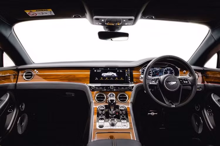 Giống như trên Flying Spur mới, gói trang bị Blackline sẽ thay thế toàn bộ lớp mạ crôm bóng bằng các chi tiết trang trí màu đen, ngoại trừ huy hiệu và chữ Bentley. Ở bên trong, Bentley Continental GT V8 mới rất ấn tượng và sang trọng. 