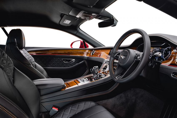 Người dùng có cơ hội cảm nhận những tính năng công nghệ cao, cách tân hòa lẫn với thiết kế truyền thống trường tồn. Đó cũng chính là điểm làm cho Bentley khác biệt với các thương hiệu cao cấp khác. Nhìn chung, cabin sử dụng chất liệu da cao cấp và ốp gỗ sang trọng. Kèm theo đó, ghế chỉnh điện 20 hướng và dàn âm thanh 10 loa 650 W cũng là các trang bị mới nổi bật đáng kể.