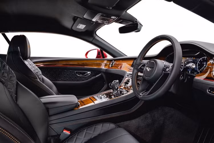 Người dùng có cơ hội cảm nhận những tính năng công nghệ cao, cách tân hòa lẫn với thiết kế truyền thống trường tồn. Đó cũng chính là điểm làm cho Bentley khác biệt với các thương hiệu cao cấp khác. Nhìn chung, cabin sử dụng chất liệu da cao cấp và ốp gỗ sang trọng. Kèm theo đó, ghế chỉnh điện 20 hướng và dàn âm thanh 10 loa 650 W cũng là các trang bị mới nổi bật đáng kể.