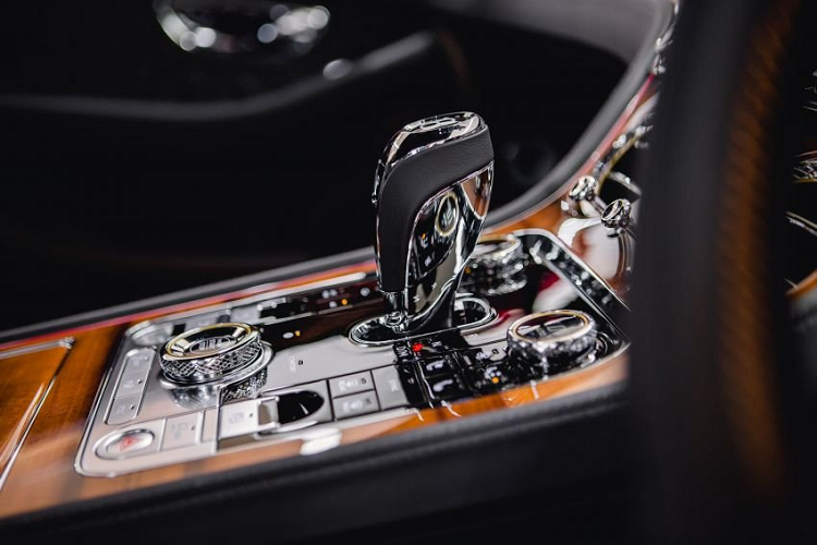 Về tính năng an toàn, Bentley Continental GT V8 mới tích hợp kiểm soát giảm xóc liên tục, hỗ trợ giữ làn đường, hỗ trợ lái tự động khi tắc đường và cả hỗ trợ đỗ xe. Bên cạnh đó, hệ thống treo khí nén đặc biệt của Bentley cũng là tùy chọn đáng cân nhắc.