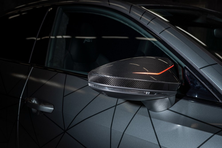 Nhà sáng lập công ty và tay đua Formula E Daniel Abt đã chọn một thiết kế rất đặc biệt cho chiếc RS7 độc nhất của anh ấy mang tên “AllTheWayABT RS7-R”, và có những chi tiết trang trí màu đỏ bắt mắt.