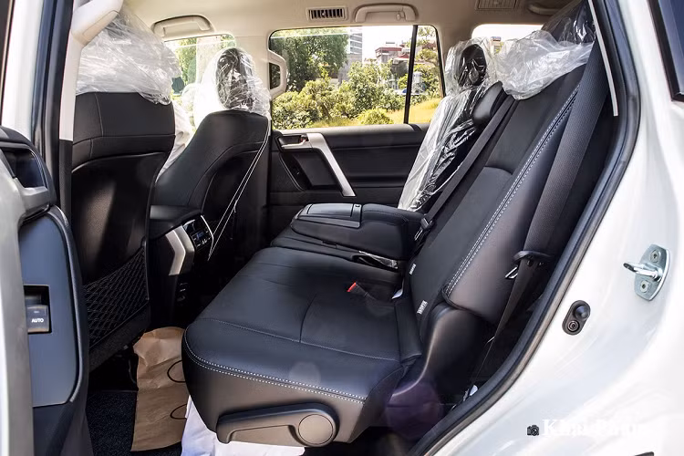 Ba hàng ghế rộng rãi là một trong những điểm cộng mà người dùng vẫn đề cao trên chiếc SUV đối thủ của Ford Explorer tại Việt Nam. Toàn bộ ghế xe sẽ được bọc da, hàng ghế trước có khả năng chỉnh điện 10 hướng bên lái và 4 hướng bên tài cùng tính năng thông gió/sưởi ấm. Hàng ghế thứ 2 của xe gập Gập 40:20:40 và 2 ghế cuối gập 50:50 bằng điện phẳng với mặt sàn giúp gia tăng diện tích chứa đồ.