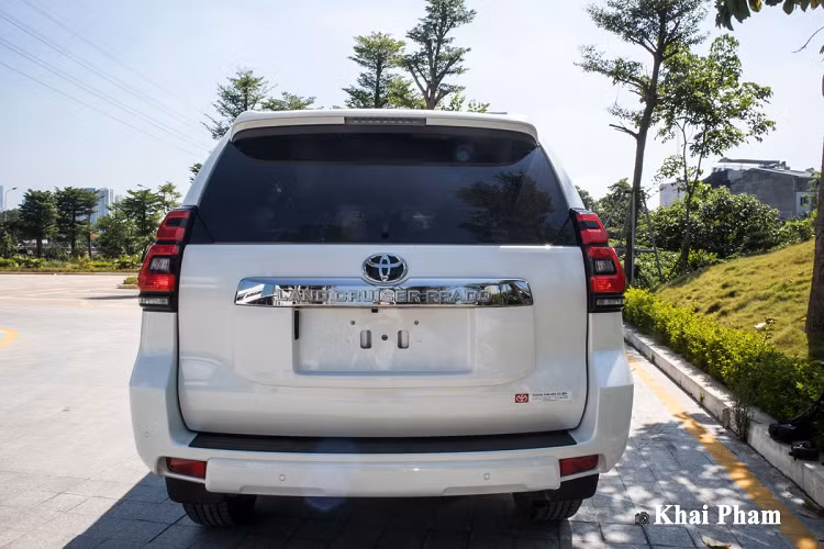 Giá xe Toyota Land Cruiser Prado 2020 tại các đại lý chính hãng được niêm yết 2,379 tỷ đồng và tăng thêm 8 triệu đồng với bản có ngoại thất màu trắng ngọc trai. Đây được xem là mức giá cao hơn so với phiên bản cũ, nhưng lại chưa có thay đổi nhiều về thiết kế cũng như tính năng.
