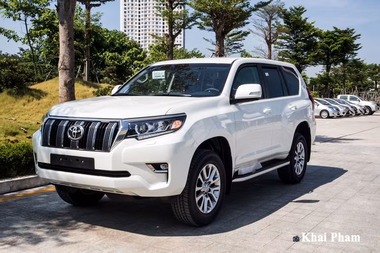 Toyota Land Cruiser Prado 2020 vận hành nhờ khối động cơ 4 xy-lanh thẳng hàng, 16 van, DOHC, Dual VVT-i cho công suất tối đa 161 mã lực tại vòng tua 5.200 v/p và mô men xoắn cực đại 246 Nm tại vòng tua 3.900 v/p. Cỗ máy trên sẽ kết hợp cùng hộp số AT 6 cấp và dẫn động 4 bánh toàn thời gian.