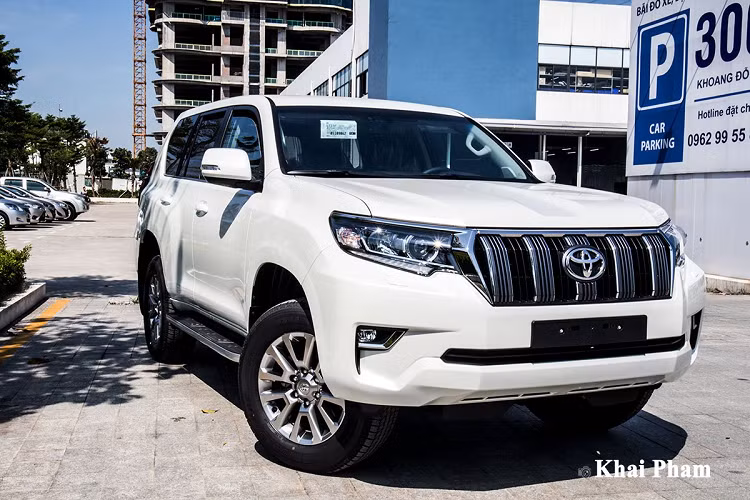 Mới đây, Toyota Việt Nam (TMV) đã chính thức giới thiệu mẫu SUV cỡ lớn Toyota Land Cruiser Prado 2020 mới đến khách hàng trong nước. Không thay đổi quá nhiều về thiết kế tổng thể, hãng xe Nhật Bản tập trung nâng cấp một số tiện nghi giúp người dùng có những trải nghiệm tốt nhất trong phân khúc với tầm giá hơn 2 tỷ đồng.