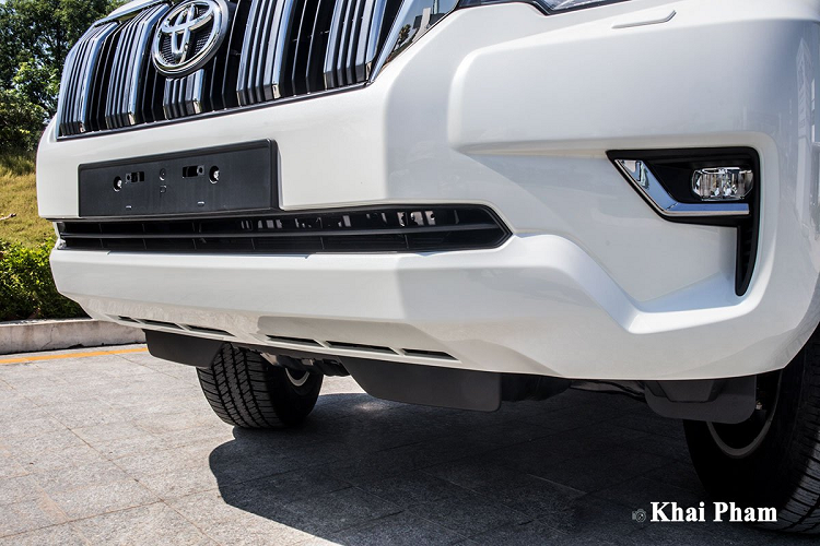 Toyota Land Cruiser Prado mới hiện sở hữu khung gầm dùng chung với "người anh em" 4Runner với thông số kích thước chiều Dài x Rộng x Cao lần lượt là 4.840 x 1.885 x 1.845, chiều dài cơ sở đạt 2.790 (mm) và khoảng sáng gầm xe 215 mm.