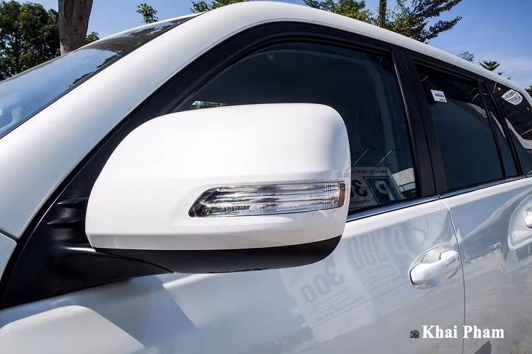 Bước sang phần đuôi, mẫu xe hơi mới Toyota Land Cruiser Prado 2020 vẫn đặc trưng với kiểu mở cửa cốp ngang, đèn phanh trên cao dạng LED tích hợp cánh hướng gió. Tương tự, khách hàng vẫn được sử dụng đèn hậu LED thiết kế quen thuộc. Ảnh hưởng nhiều từ phong cách của "đàn anh" Toyota Land Cruiser nên Prado 2020 có khoang nội thất khá hấp dẫn khi xét về mặt thẩm mỹ. Chiếc SUV này sở hữu nhiều vật liệu trang trí như da, ốp gỗ, nhựa mềm...