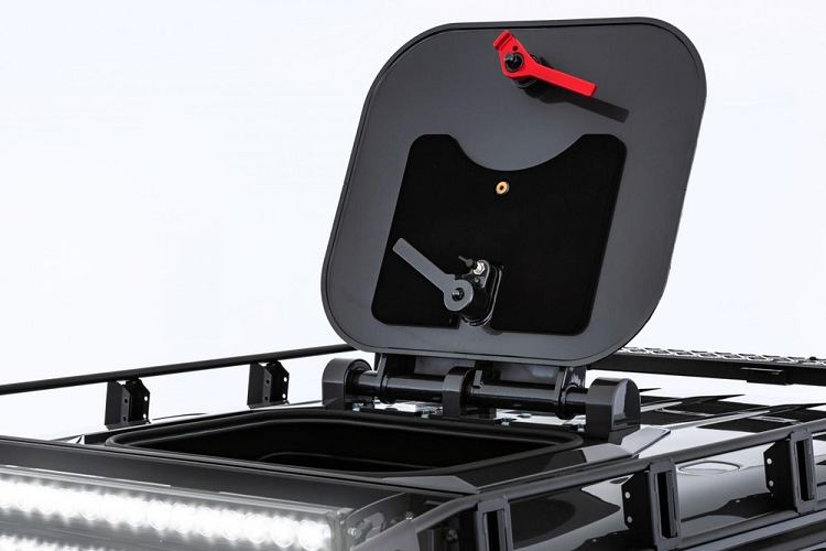 Cuối cùng là gói Invicto Mission, được tạo ra "cho những nhóm khách hàng đặc biệt". Gói này được thiết kế để dùng cho xe hộ tống. Những trang bị đáng chú ý của gói Invicto Mission bao gồm lớp bảo vệ tích hợp vào ghế ngồi, hệ thống MOLLE ở mặt cửa và lưng ghế, baga nóc, gương chiếu hậu kỹ thuật số, hệ thống Acetech với 2 bảng điều khiển cảm ứng, hệ thống liên lạc nội bộ cũng như bộ lốp off-road 20 inch.