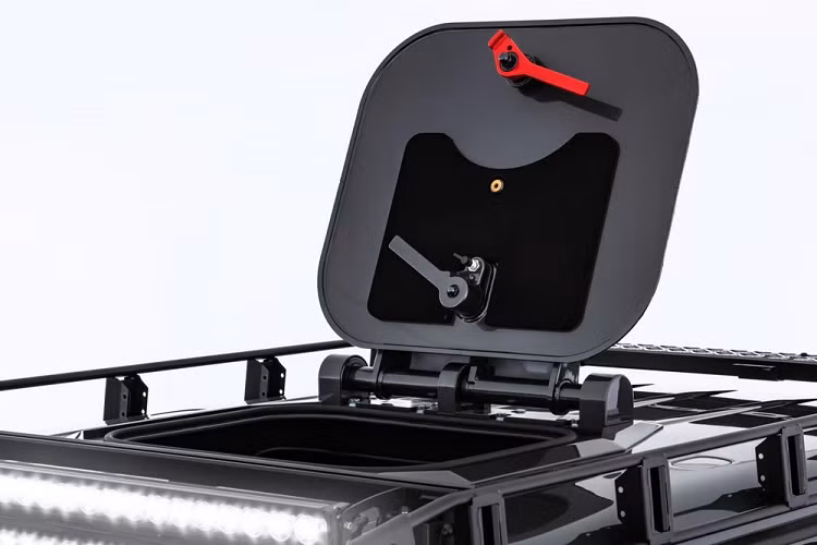 Cuối cùng là gói Invicto Mission, được tạo ra "cho những nhóm khách hàng đặc biệt". Gói này được thiết kế để dùng cho xe hộ tống. Những trang bị đáng chú ý của gói Invicto Mission bao gồm lớp bảo vệ tích hợp vào ghế ngồi, hệ thống MOLLE ở mặt cửa và lưng ghế, baga nóc, gương chiếu hậu kỹ thuật số, hệ thống Acetech với 2 bảng điều khiển cảm ứng, hệ thống liên lạc nội bộ cũng như bộ lốp off-road 20 inch.