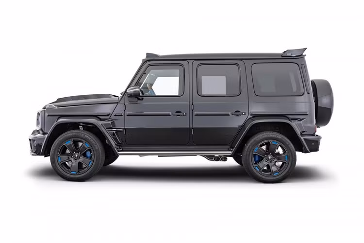 Nằm bên dưới nắp ca-pô của Mercedes-Benz G-Class bọc thép chống đạn là khối động cơ xăng V8, tăng áp kép, dung tích 4.0 lít nhưng đã được nâng cấp để tạo ra công suất tối đa 789 mã lực và mô-men xoắn cực đại 1.000 Nm. Nhờ đó, xe có thể tăng tốc từ 0-100 km/h trong 8,2 giây và đạt vận tốc tối đa giới hạn điện tử 210 km/h. Hiện giá xe Mercedes-Benz G-Class bọc thép chống đạn của Brabus vẫn chưa được công bố.