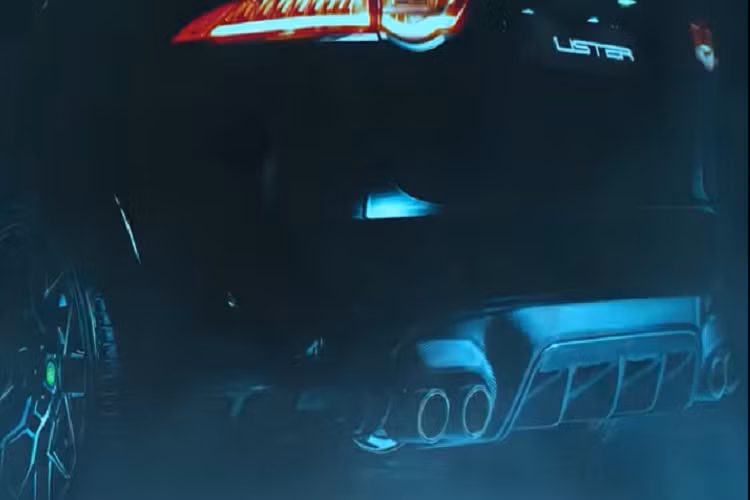 Bên cạnh đó, khoang nội thất cũng “thoắt ẩn thoắt hiện” với một số chi tiết như các huy hiệu in chữ Lister trên tựa đầu hay bậc cửa. Và tất nhiên, huy hiệu này cũng sẽ thay thế biểu tượng Jaguar trên lưới tản nhiệt hay nắp trung tâm của bộ mâm đa chấu.