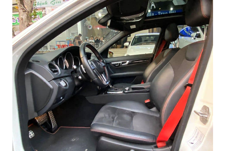 Đáng chú ý, mẫu xe này là phiên bản lắp động cơ V6 hút khí tự nhiên cuối cùng của phiên bản C300 facelift thế hệ C-Class W204. Khi hiện nay, phiên bản C300 của C-Class thế hệ mới (W205) đã không còn sử dụng động cơ cỡ lớn này, mà chuyển sang sử dụng động cơ 4cyl 2.0L nhỏ hơn tích hợp tăng áp.