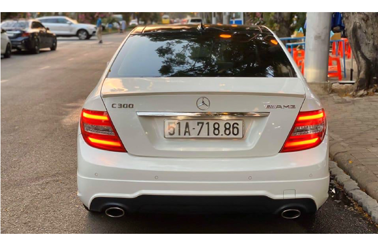 Được biết, giá xe Mercedes-Benz C300 AMG Plus đời cũ này đang tìm chủ nhân mới với mức chào bán khoảng 860 triệu đồng. Mức giá rất hợp lý và dễ tiếp cận hơn nhiều so với thời điểm xe được ra mắt cách đây khoảng 6 năm vốn có giá bán lên đến 1,686 tỷ đồng.