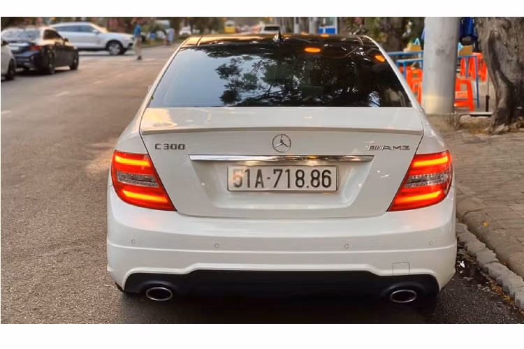 Được biết, giá xe Mercedes-Benz C300 AMG Plus đời cũ này đang tìm chủ nhân mới với mức chào bán khoảng 860 triệu đồng. Mức giá rất hợp lý và dễ tiếp cận hơn nhiều so với thời điểm xe được ra mắt cách đây khoảng 6 năm vốn có giá bán lên đến 1,686 tỷ đồng.