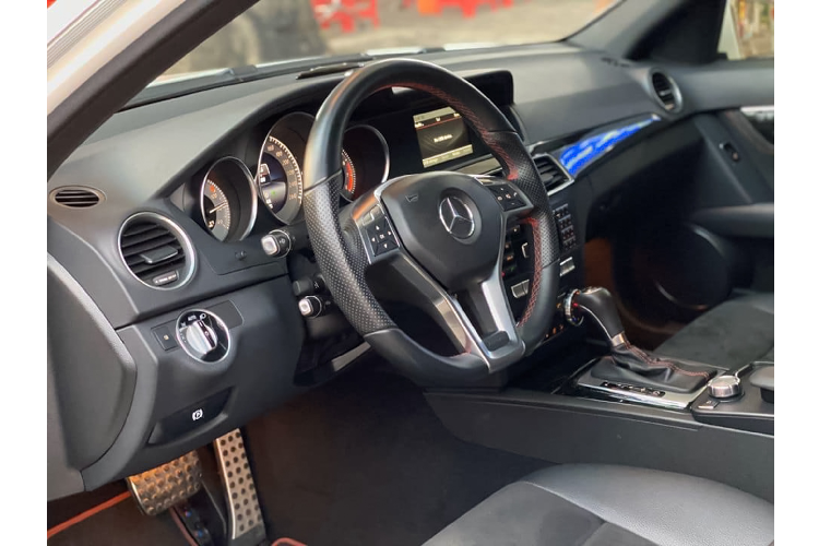 Mercedes-Benz C300 AMG Plus đời 2014 phiên bản sản xuất giới hạn – Limited này đi kèm với nhiều trang bị “đồ chơi” như: Ghế bọc da lộ may đường chỉ đỏ nổi bật, dây seat belt an toàn màu đỏ, vô lăng thể thao 3 chấu bọc da Nappa, tích hợp nút chức năng, Cruise Control + SPEEDTRONIC và lẫy chuyển số, cửa nóc toàn cảnh (Panorama), thảm sàn logo AMG và hơn thế nữa.