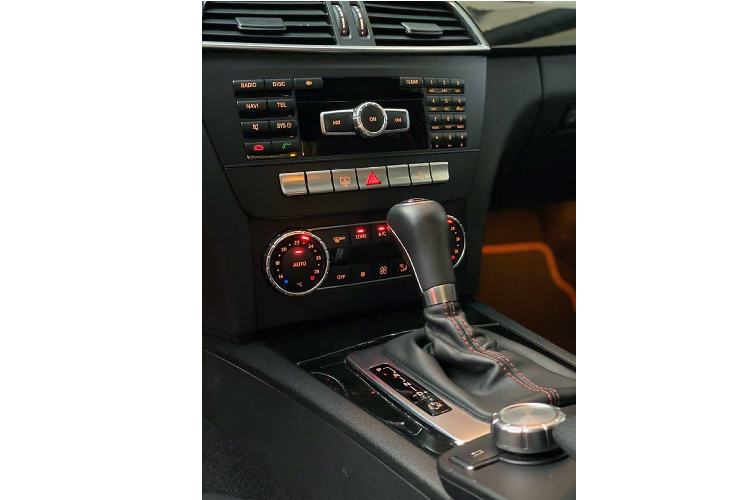 Mercedes-Benz C300 AMG Plus sử dụng động cơ V6 dung tích 3.0L hút khí tự nhiên (N/A) cho công suất tối đa 230 mã lực tại 6.000 vòng/phút và mô-men xoắn cực đại 300Nm tại 2.500 – 5.000 vòng/phút. Sức mạnh được truyền xuống cầu sau (RWD) thông qua hộp số tự động 7 cấp (7G –TRONIC). Nhờ đó, C300 có thể tăng tốc từ 0 – 100 km/h chỉ trong 7,2 giây trước khi đạt tốc độ tối đa 246 km/h.