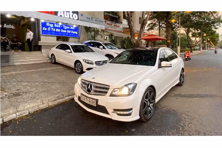 Chiếc xe sang Mercedes-Benz C300 AMG Plus đời 2014 này thuộc phiên bản nâng cấp facelift cuối đời của dòng C-Class thế hệ cũ (W204) trước khi chuyển sang thế hệ mới như hiện nay (W205). Mặc dù đã “có tuổi”, nhưng phiên bản C 300 AMG 2014 vẫn được rất nhiều fan “Mẹc” yêu thích bởi phong cách thiết kế lịch lãm đầy nam tính với nhiều đường nét cứng cáp vốn có của C-Class thế hệ cũ.