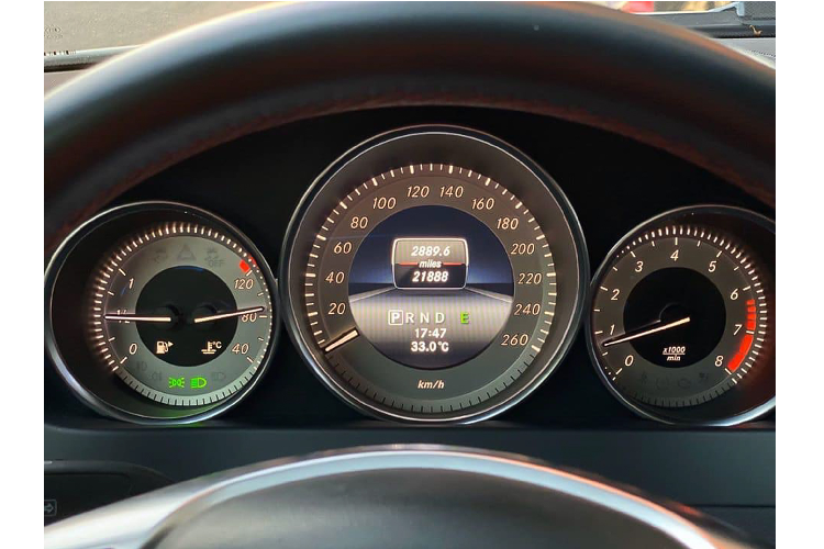 C300 AMG Plus được trang bị hệ thống treo AGILITY CONTROL. Đầy ắp trang bị an toàn và hỗ trợ lái như cảnh báo người lái mất tập trung ATTENTION ASSIST, hỗ trợ đỗ xe PARKTRONIC,… Đáng chú ý, chiếc xe trong bài viết này chỉ mới lăn bánh 21.888 dặm (khoảng 35.200 km).