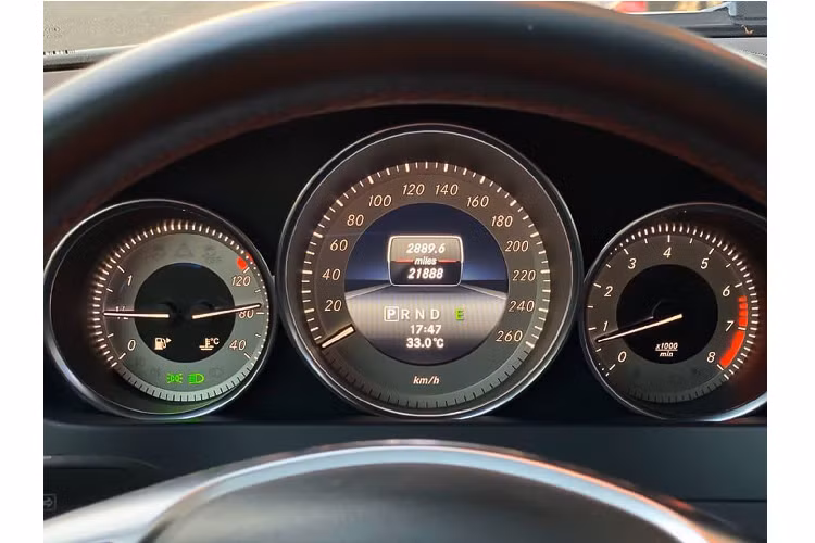 C300 AMG Plus được trang bị hệ thống treo AGILITY CONTROL. Đầy ắp trang bị an toàn và hỗ trợ lái như cảnh báo người lái mất tập trung ATTENTION ASSIST, hỗ trợ đỗ xe PARKTRONIC,… Đáng chú ý, chiếc xe trong bài viết này chỉ mới lăn bánh 21.888 dặm (khoảng 35.200 km).