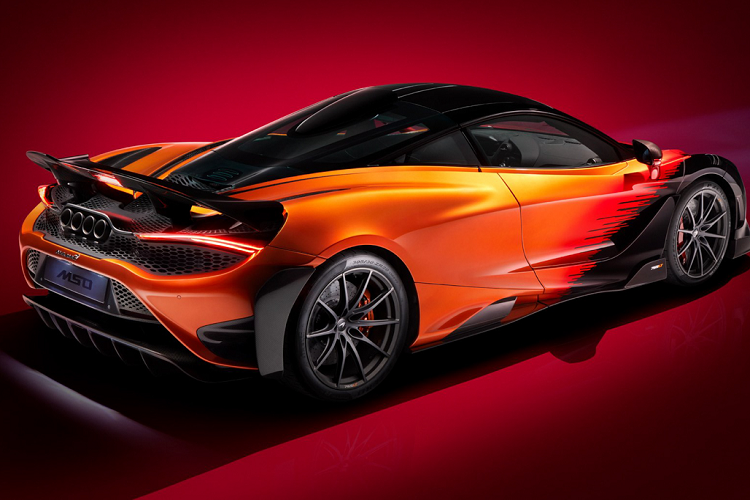 Màu sắc ngoại thất của bản độ McLaren 765LT Strata này đã được những kỹ sư đến từ bộ phận MSO sử dụng hỗn hợp làm mờ sơn phủ chồng lên nhau theo tầng với các họa tiết đồ họa đầy góc cạnh, tạo ra cho chiếc xe một vẻ ngoài đầy khác biệt, mang đậm chất “riêng” cũng như thể hiện được sự sáng tạo không giới hạn cũng như tay nghề, kĩ năng lành nghề của đội ngũ MSO.