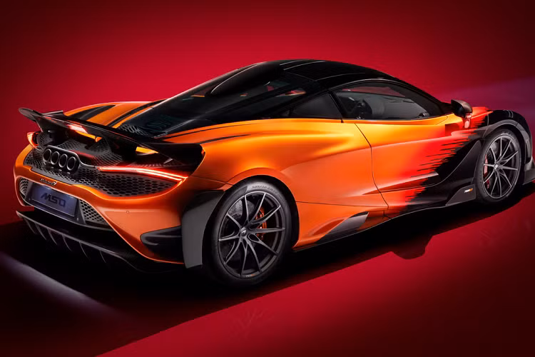 Màu sắc ngoại thất của bản độ McLaren 765LT Strata này đã được những kỹ sư đến từ bộ phận MSO sử dụng hỗn hợp làm mờ sơn phủ chồng lên nhau theo tầng với các họa tiết đồ họa đầy góc cạnh, tạo ra cho chiếc xe một vẻ ngoài đầy khác biệt, mang đậm chất “riêng” cũng như thể hiện được sự sáng tạo không giới hạn cũng như tay nghề, kĩ năng lành nghề của đội ngũ MSO.