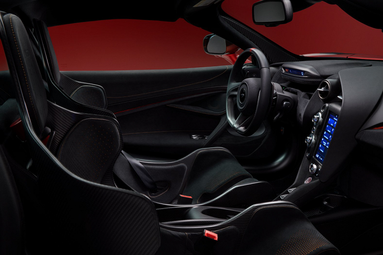 Đội ngũ MSO đã tốn tới 390 giờ để có thể hoàn thiện lớp áo ngoại thất đầy cầu kỳ này cho 765LT.