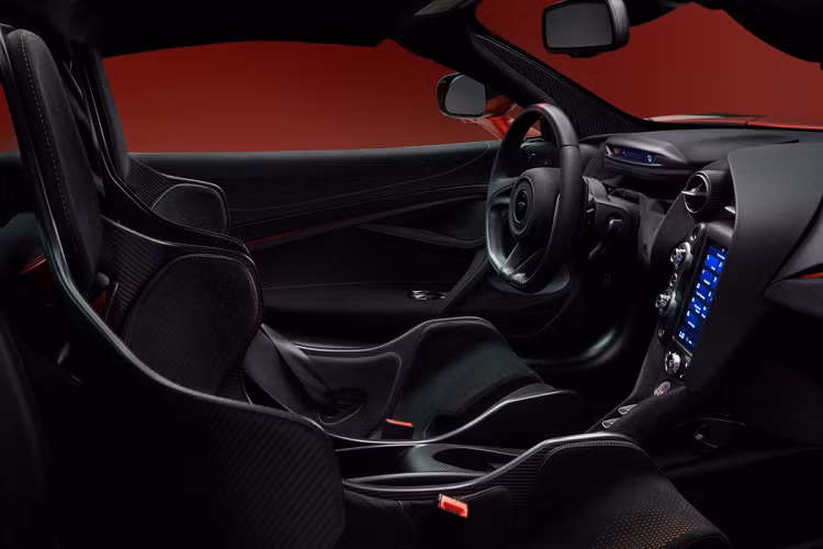 Đội ngũ MSO đã tốn tới 390 giờ để có thể hoàn thiện lớp áo ngoại thất đầy cầu kỳ này cho 765LT.