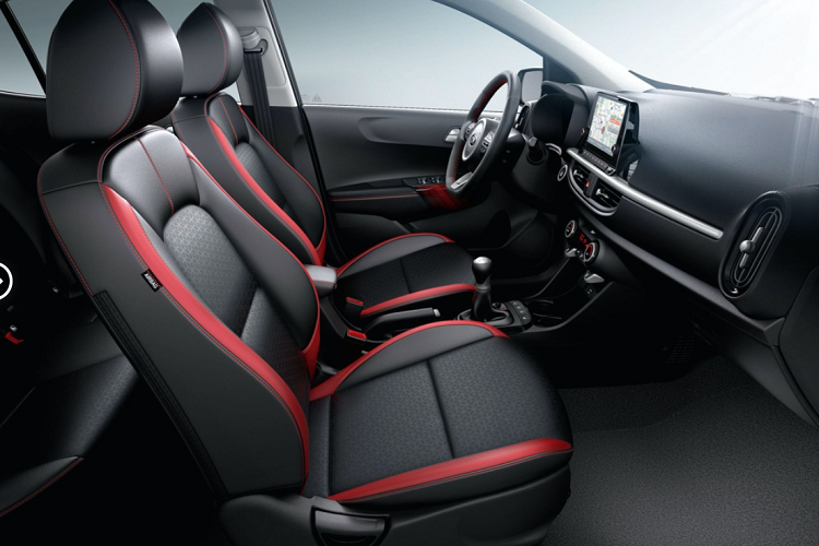 Tùy thuộc vào từng phiên bản và thị trường mà Picanto 2021 sẽ được trang bị ghế ngồi bọc vải đen hoặc bọc da tổng hợp. Khách hàng cũng có thể lựa chọn giữa các gói màu nội thất như xanh dạ quang, cam, đỏ và xanh lá.