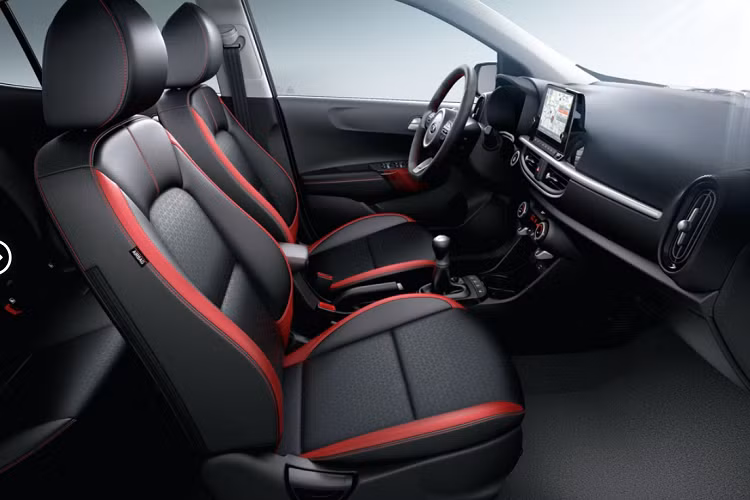 Tùy thuộc vào từng phiên bản và thị trường mà Picanto 2021 sẽ được trang bị ghế ngồi bọc vải đen hoặc bọc da tổng hợp. Khách hàng cũng có thể lựa chọn giữa các gói màu nội thất như xanh dạ quang, cam, đỏ và xanh lá.