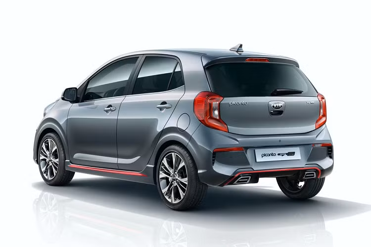 Cụm đèn hậu phía sau được làm gọn gàng hơn và sử dụng công nghệ LED, trừ đèn báo rẽ. Cản sau cũng trông nhỏ gọn hơn với 2 ống xả đặt đối xứng.