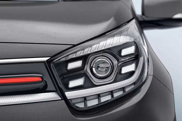 Mặt trước của Kia Picanto 2021 mới gây ấn tượng nhờ bộ lưới tản nhiệt hình mũi hổ với viền mạ crôm bao quanh kéo dài đến cụm đèn chính, phiên bản GT-Line nổi bật hơn nhờ có thêm dãy trang trí màu đỏ ở giữa lưới tản nhiệt. Thiết kế đèn chiếu sáng trên xe trông hiện đại hơn nhờ 4 bóng đèn định vị DRL bao quanh đèn chính dạng gương cầu.