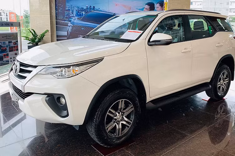Hiện tại, nhiều đại lý của Toyota Việt Nam đã giảm giá xe Fortuner, bên cạnh việc tung ra nhiều ưu đãi mới hấp dẫn. Theo tìm hiểu, một số đại ý của Toyota ở TP. HCM đang giảm giá bán cho nhiều phiên bản của Fortuner với số lượng có hạn. Trong đó, phiên bản máy dầu 2.4L 1 cầu số tự động, số sàn (2.4L 4x2 AT/MT) và phiên bản máy xăng một cầu số tự động (2.7V 4x2 AT) được giảm giá từ 15 đến 40 triệu đồng hoặc nhiều hơn tùy thuộc vào tình trạng tồn kho của đại lý.