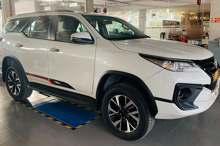 Ngoài ra, 4 phiên bản Toyota Fortuner lắp ráp trong nước còn có lợi thế hơn khi được ưu đãi hỗ trợ 50% lệ phí trước bạ áp dụng đến hết năm nay. Toyota Fortuner cũng là dòng xe duy nhất trong phân khúc SUV 7 chỗ cỡ trung hưởng lợi từ việc giảm 50% lệ phí trước bạ, trong khi các đối thủ đều là xe nhập khẩu (Thái Lan). Theo đó, giá lăn bánh cho Fortuner sau giảm chỉ giá được ghi nhận chỉ từ 1,095 tỷ đồng cho phiên bản máy dầu số tự động 1 cầu (bản lắp ráp).