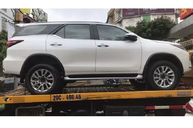 Ngoài việc thu hút thêm khách mua xe tại thời điểm tháng Ngâu bán chậm, Toyota Fortuner giảm giá bán cũng có thể xem là một động thái “xả hàng” của Toyota Việt Nam, khi cuối tháng 9 này Toyota Việt Nam đang có kế hoạch giới thiệu Fortuner 2021 phiên bản nâng cấp facelift mới với nhiều nâng cấp hấp dẫn. Hiện chưa rõ Toyota Việt Nam (TMV) sẽ tiếp tục duy trì phiên bản các máy xăng 2.7L như hiện tại trên Fortuner 2021 tại thị trường Việt hay không. Trên thực tế, Fortuner máy xăng (2.7L) không bán chạy như các phiên bản máy dầu