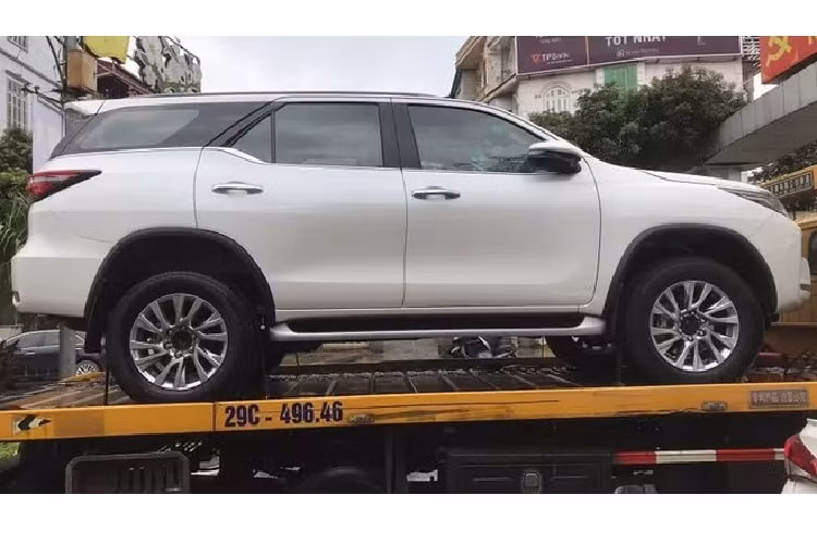 Ngoài việc thu hút thêm khách mua xe tại thời điểm tháng Ngâu bán chậm, Toyota Fortuner giảm giá bán cũng có thể xem là một động thái “xả hàng” của Toyota Việt Nam, khi cuối tháng 9 này Toyota Việt Nam đang có kế hoạch giới thiệu Fortuner 2021 phiên bản nâng cấp facelift mới với nhiều nâng cấp hấp dẫn. Hiện chưa rõ Toyota Việt Nam (TMV) sẽ tiếp tục duy trì phiên bản các máy xăng 2.7L như hiện tại trên Fortuner 2021 tại thị trường Việt hay không. Trên thực tế, Fortuner máy xăng (2.7L) không bán chạy như các phiên bản máy dầu