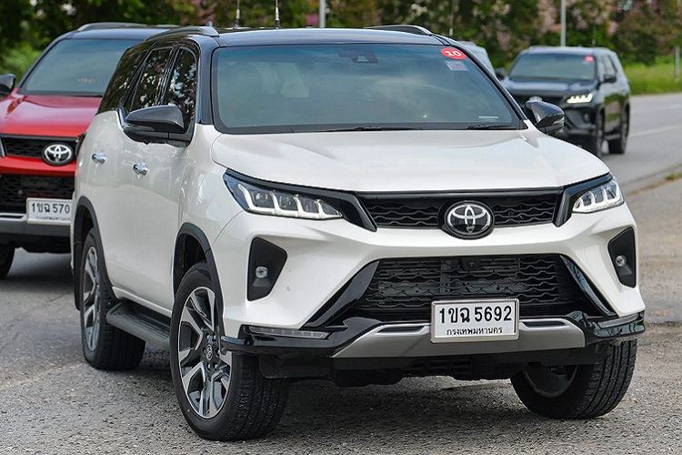 Bên cạnh việc giảm giá bán, trong tháng 8 này một số các đại lý còn tung ra ưu đãi khi mua xe Fortuner như tặng 1 năm Bảo hiểm Toyota và 3 năm bảo dưỡng miễn phí (hoặc 100.000km tùy điều kiện nào đến trước), tổng giá trị lên tới hơn 50 triệu đồng.