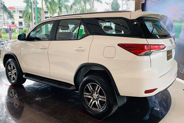 Trong khi phiên bản máy xăng Toyota Fortuner TRD 2.7AT 4x2 giảm giá cao nhất lên đến 150 triệu đồng, sau khi giảm, giá lăn bánh của phiên bản này chỉ còn 1,049 tỷ đồng. Trên thực tế, khách mua xe cần lưu ý rằng số lượng xe có hạn, giá xe và các ưu đãi sẽ không đồng nhất giữa các đại lý, mà có mức chênh lệch khác nhau tùy thuộc vào chính sách bán hàng ở từng nơi.