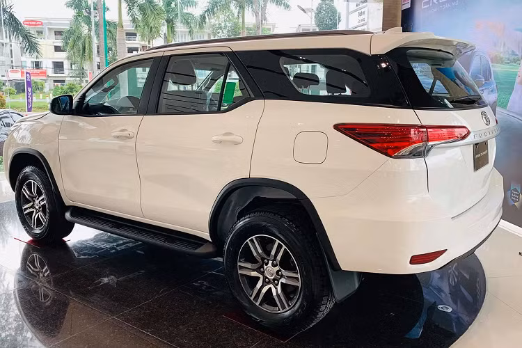 Trong khi phiên bản máy xăng Toyota Fortuner TRD 2.7AT 4x2 giảm giá cao nhất lên đến 150 triệu đồng, sau khi giảm, giá lăn bánh của phiên bản này chỉ còn 1,049 tỷ đồng. Trên thực tế, khách mua xe cần lưu ý rằng số lượng xe có hạn, giá xe và các ưu đãi sẽ không đồng nhất giữa các đại lý, mà có mức chênh lệch khác nhau tùy thuộc vào chính sách bán hàng ở từng nơi.