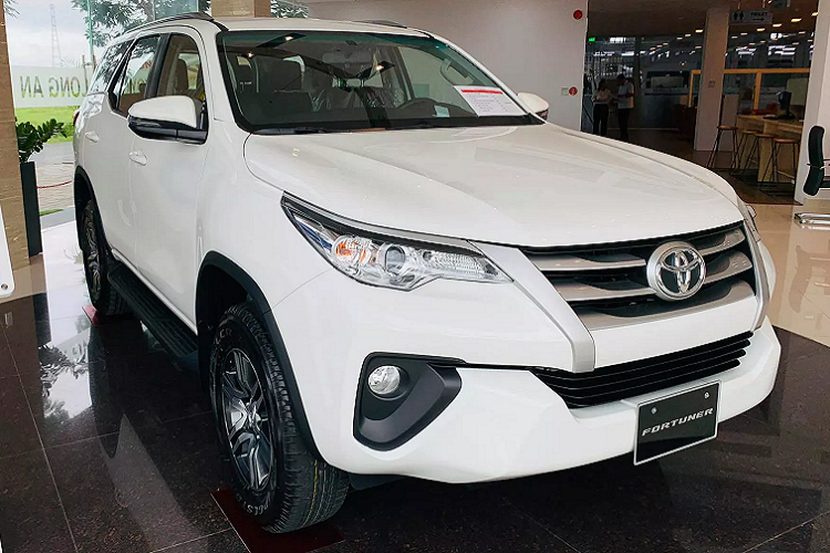Khả năng cao, ngoài phiên bản 2.8L “full options” cao cấp nhất, Toyota Fortuner 2021 tại thị trường Việt sẽ có phiên bản máy dầu 2.4L LEGENDER với ngoại thất đẹp tương tự bản 2.8L LEGENDER giống thị trường Thái Lan. Toyota Fortuner phiên bản 2.4L LEGENDER 2021 sẽ giúp thúc đẩy doanh số bán hàng của Fortuner 2021 tại Việt Nam, vì người Việt mua xe SUV hay Bán tải họ rất quan tâm đến thiết kế, trên thực tế các mẫu xe có thiết kế nam tính, đẹp mắt luôn được ưa chuộng.