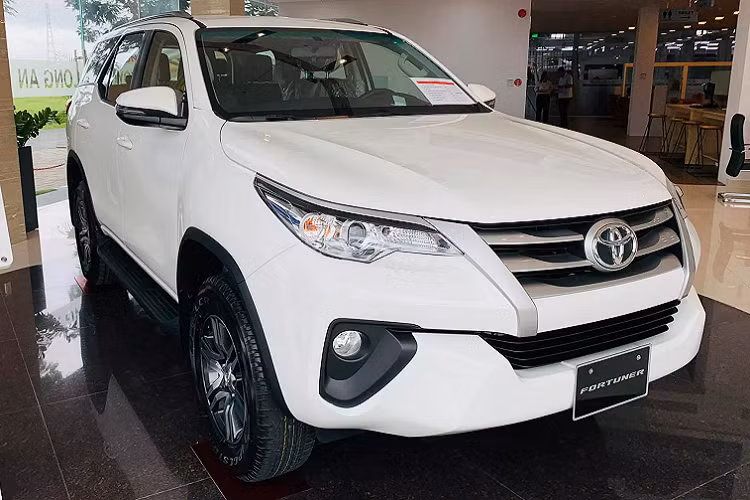Khả năng cao, ngoài phiên bản 2.8L “full options” cao cấp nhất, Toyota Fortuner 2021 tại thị trường Việt sẽ có phiên bản máy dầu 2.4L LEGENDER với ngoại thất đẹp tương tự bản 2.8L LEGENDER giống thị trường Thái Lan. Toyota Fortuner phiên bản 2.4L LEGENDER 2021 sẽ giúp thúc đẩy doanh số bán hàng của Fortuner 2021 tại Việt Nam, vì người Việt mua xe SUV hay Bán tải họ rất quan tâm đến thiết kế, trên thực tế các mẫu xe có thiết kế nam tính, đẹp mắt luôn được ưa chuộng.
