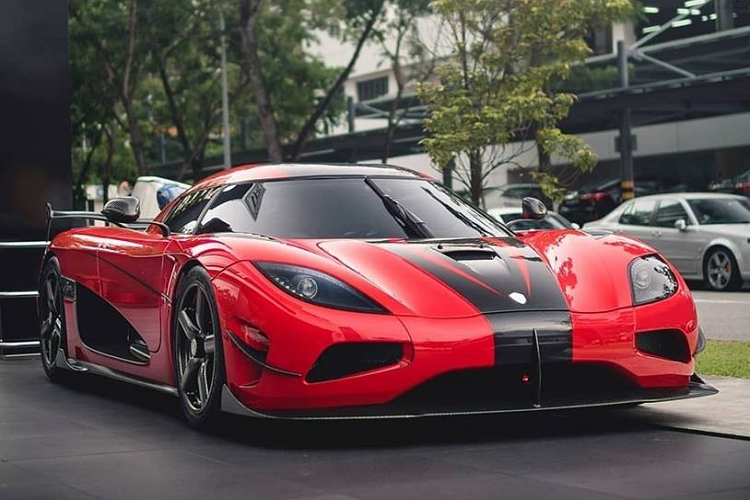 Được biết, trong tổng số 25 chiếc siêu xe Koenigsegg Agera RS được sản xuất trên toàn thế giới, các đại gia ở Singapore đã sở hữu đến hai chiếc. Chiếc còn lại mang ngoại thất màu đỏ kết hợp sợi carbon bóng. Giá xe Koenigsegg Agera RS bán ra không dưới 100 tỷ đồng tại đảo quốc sư tử. Mức giá bán khởi điểm của một chiếc Koenigsegg Agera RS tại Mỹ chỉ rơi vào khoảng 1,65 triệu đô la, hơn 36 tỷ đồng.