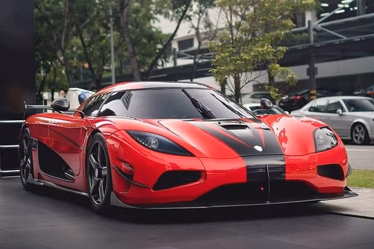 Được biết, trong tổng số 25 chiếc siêu xe Koenigsegg Agera RS được sản xuất trên toàn thế giới, các đại gia ở Singapore đã sở hữu đến hai chiếc. Chiếc còn lại mang ngoại thất màu đỏ kết hợp sợi carbon bóng. Giá xe Koenigsegg Agera RS bán ra không dưới 100 tỷ đồng tại đảo quốc sư tử. Mức giá bán khởi điểm của một chiếc Koenigsegg Agera RS tại Mỹ chỉ rơi vào khoảng 1,65 triệu đô la, hơn 36 tỷ đồng.