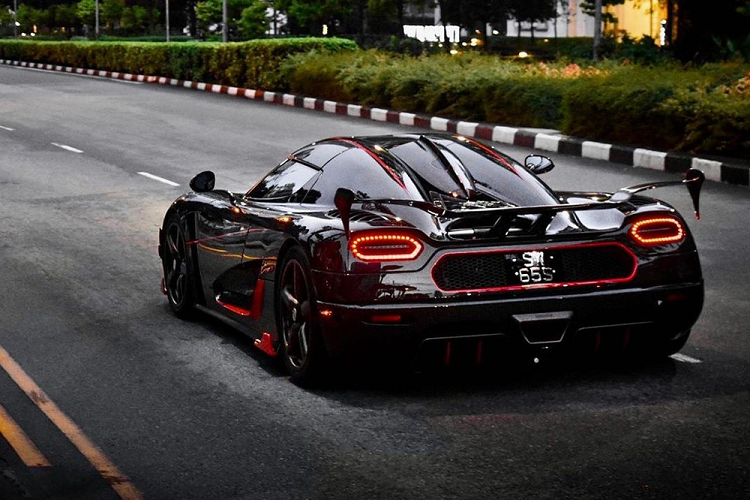 Chiếc siêu xe Koenigsegg Agera RS nguyên bản của nữ tay đua nóng bỏng Carina Lima có vô lăng nằm phía bên trái, tuy nhiên, đất nước Singapore lại sử dụng tay lái nghịch, vì thế, hãng Koenigsegg đã chuyển đổi lại vô lăng cho chiếc siêu xe Agera RS Full Carbon trước khi về tay chủ nhân mới. Chưa dừng lại đó, bên hông xe thay vì dòng chữ Agera bằng kim loại và RS màu đỏ xuất hiện như xe nguyên bản, chủ mới đã yêu cầu thay thế bằng từ "Genesis".