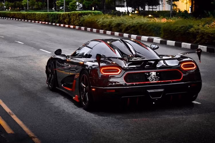 Chiếc siêu xe Koenigsegg Agera RS nguyên bản của nữ tay đua nóng bỏng Carina Lima có vô lăng nằm phía bên trái, tuy nhiên, đất nước Singapore lại sử dụng tay lái nghịch, vì thế, hãng Koenigsegg đã chuyển đổi lại vô lăng cho chiếc siêu xe Agera RS Full Carbon trước khi về tay chủ nhân mới. Chưa dừng lại đó, bên hông xe thay vì dòng chữ Agera bằng kim loại và RS màu đỏ xuất hiện như xe nguyên bản, chủ mới đã yêu cầu thay thế bằng từ "Genesis".
