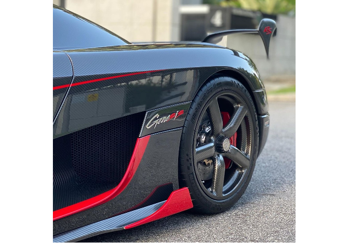 Koenigsegg Agera RS Full Carbon lúc còn thuộc sở hữu của Carina Lima. Điều thú vị chính là việc chiếc siêu xe Koenigsegg Agera RS mới về đảo quốc sư tử có bộ áo carbon rất đẹp mắt và nổi bật. Nếu là người sành xe, dễ dàng nhận ra chiếc Koenigsegg Agera RS mới đến Singapore chính là mẫu siêu xe Koenigsegg Agera RS từng thuộc sở hữu của nữ tay đua nóng bỏng Carina Lima.