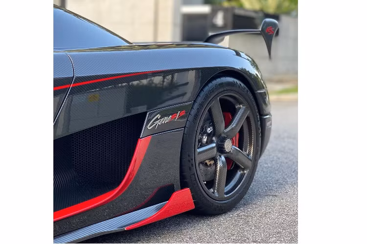 Koenigsegg Agera RS Full Carbon lúc còn thuộc sở hữu của Carina Lima. Điều thú vị chính là việc chiếc siêu xe Koenigsegg Agera RS mới về đảo quốc sư tử có bộ áo carbon rất đẹp mắt và nổi bật. Nếu là người sành xe, dễ dàng nhận ra chiếc Koenigsegg Agera RS mới đến Singapore chính là mẫu siêu xe Koenigsegg Agera RS từng thuộc sở hữu của nữ tay đua nóng bỏng Carina Lima.