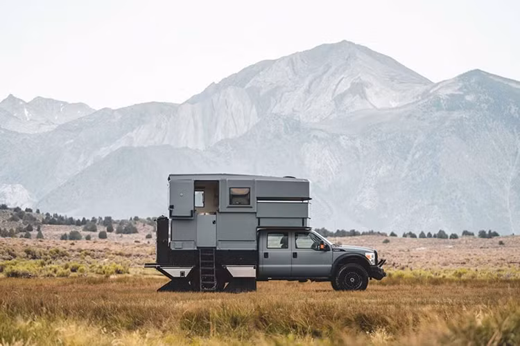 Adrift có mang một bể nước ngọt 378,5 lít, và một bể nước nhỏ hơn, 151,4 lít cho nước xám. Scott cho biết anh ấy và vợ (cùng những chú chó) có thể trụ được hai đến ba tuần tại chỗ trước khi phải căn ke từng chút nước một. Xe có tới 265 lít nhiên liệu, cho phép họ đi đến các khu vực hẻo lánh và không phải lo lắng về việc mắc kẹt ở đó.