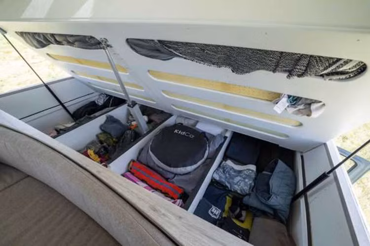 Bản thân là một nhà thiết kế, và cũng là một nhà thám hiểm, Scott quyết định tự mình làm mọi thứ. Anh nói với vợ rằng dự án sẽ kéo dài ba tháng. Cuối cùng, anh ấy đã hoàn thành nó trong 5 năm. Đối với chiều cao 2 mét của mình và khả năng phù hợp với một gia đình có nuôi chó, anh đã đưa ra giải pháp làm nóc có thể mở lên.